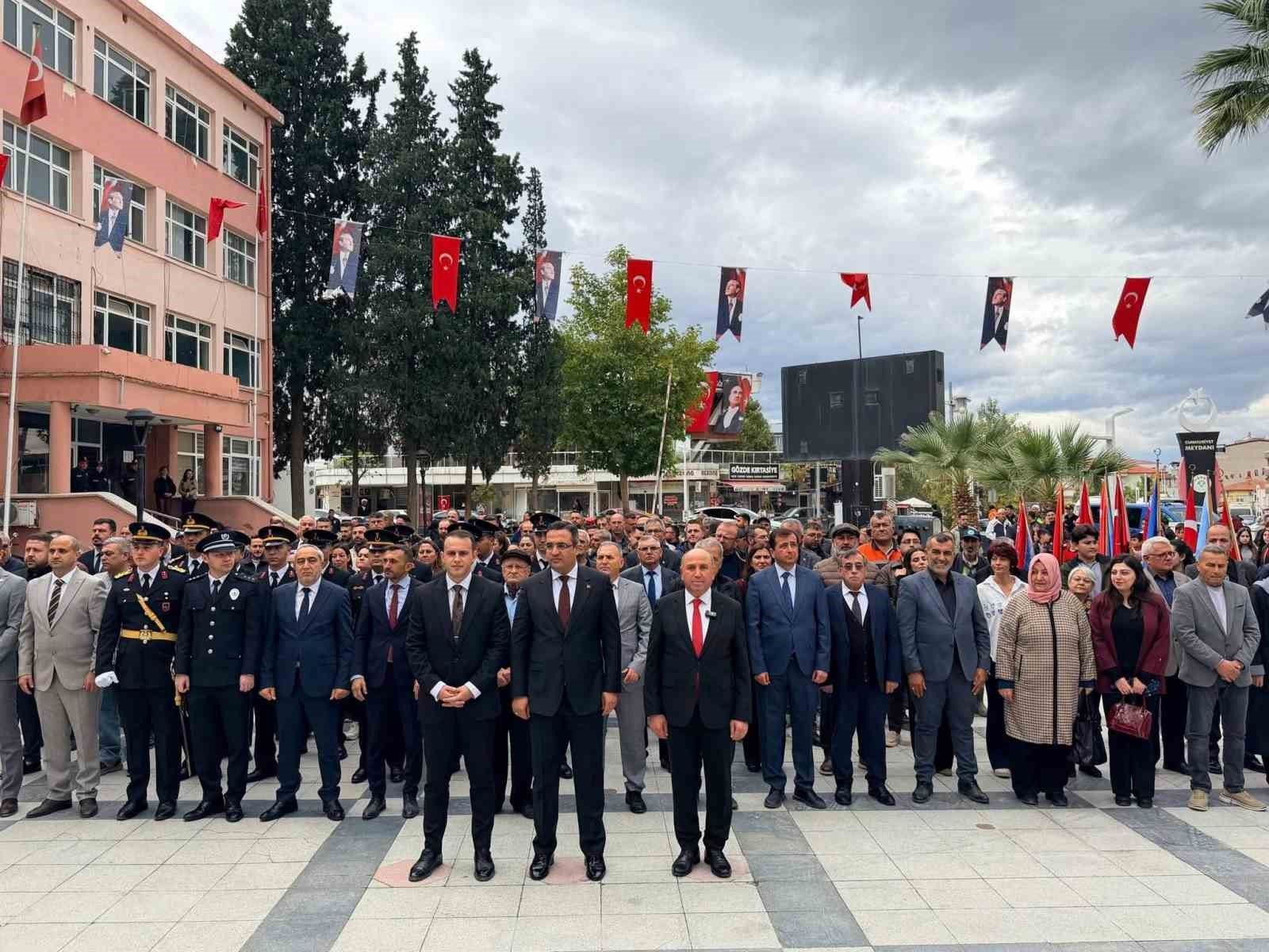 Sarıgöl'de Cumhuriyet coşkusu çelenk töreniyle başladı